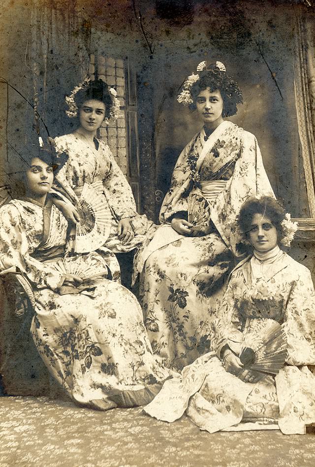 Adorable Vintage Photos of Western Women Wearing Kimonos in the Early 1900s