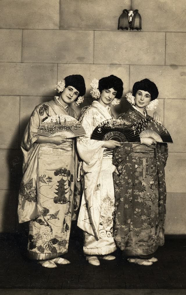 Adorable Vintage Photos of Western Women Wearing Kimonos in the Early 1900s