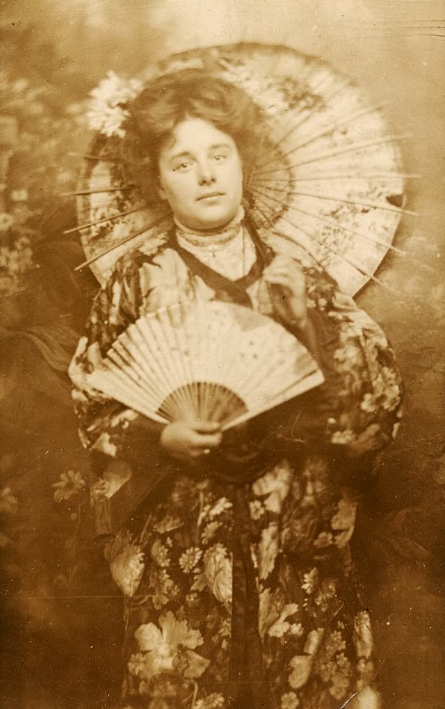 Adorable Vintage Photos of Western Women Wearing Kimonos in the Early 1900s