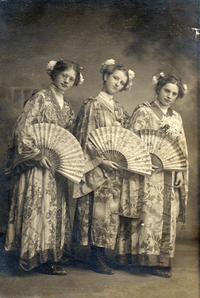 Adorable Vintage Photos of Western Women Wearing Kimonos in the Early 1900s
