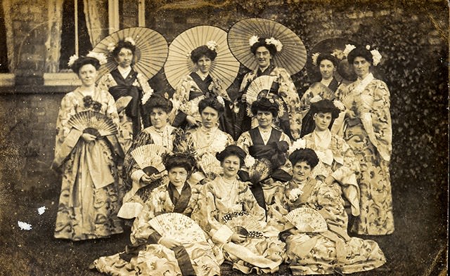 Adorable Vintage Photos of Western Women Wearing Kimonos in the Early 1900s