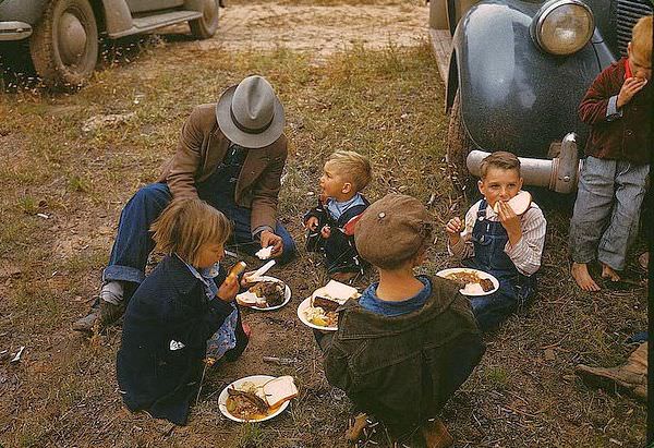 Homesteader and his children eating barbeque at the Pie Town, New Mexico Fair, 1940