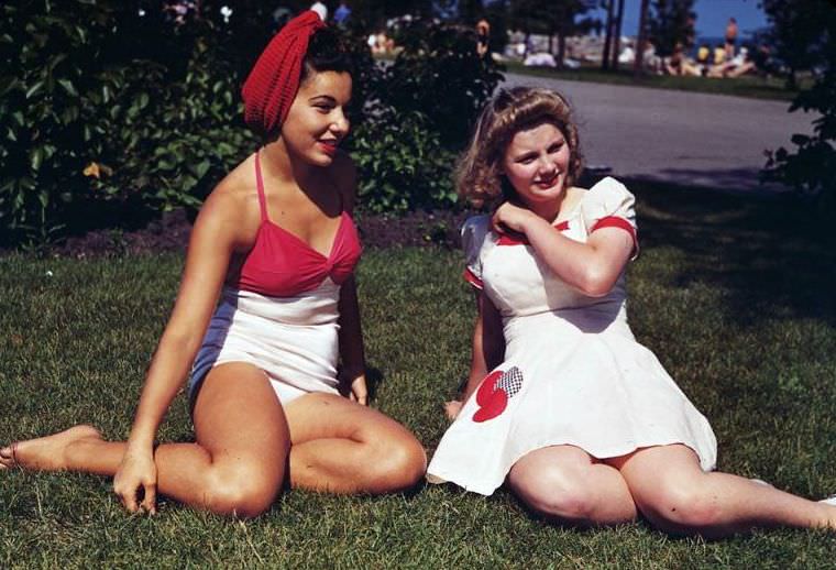 Girls stroll along lake shore, Chicago, Illinois, 1941