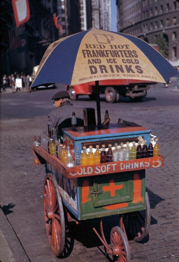 Portable soft drink stand at Bowling Green, New York City, 1942