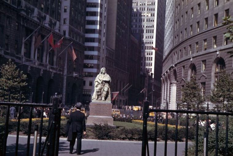 Statue of de Peyster, Bowling Green, New York City, 1942