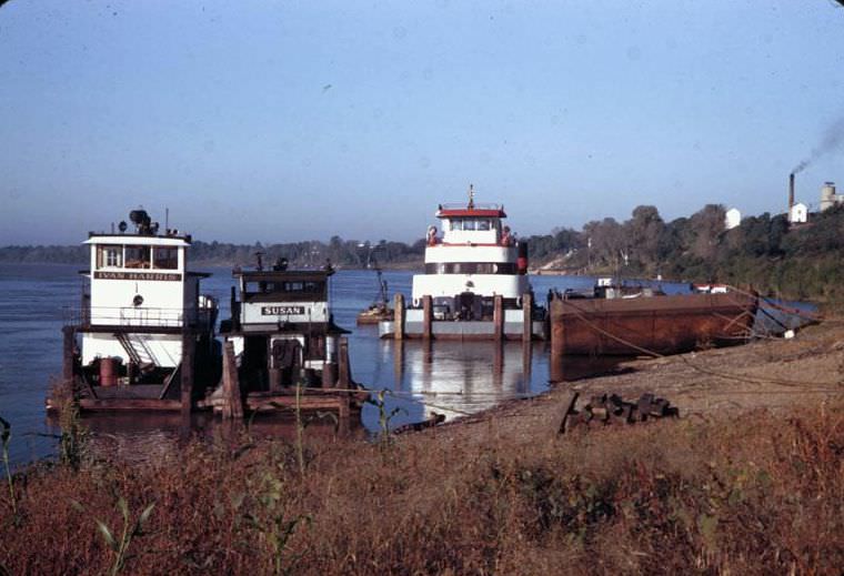 Old and new tow-boats at Mt. Vernon wharf, Mt. Vernon, Indiana, 1945
