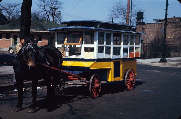 Popcorn wagon at Hoyne and Adams, Chicago, Illinois, 1949