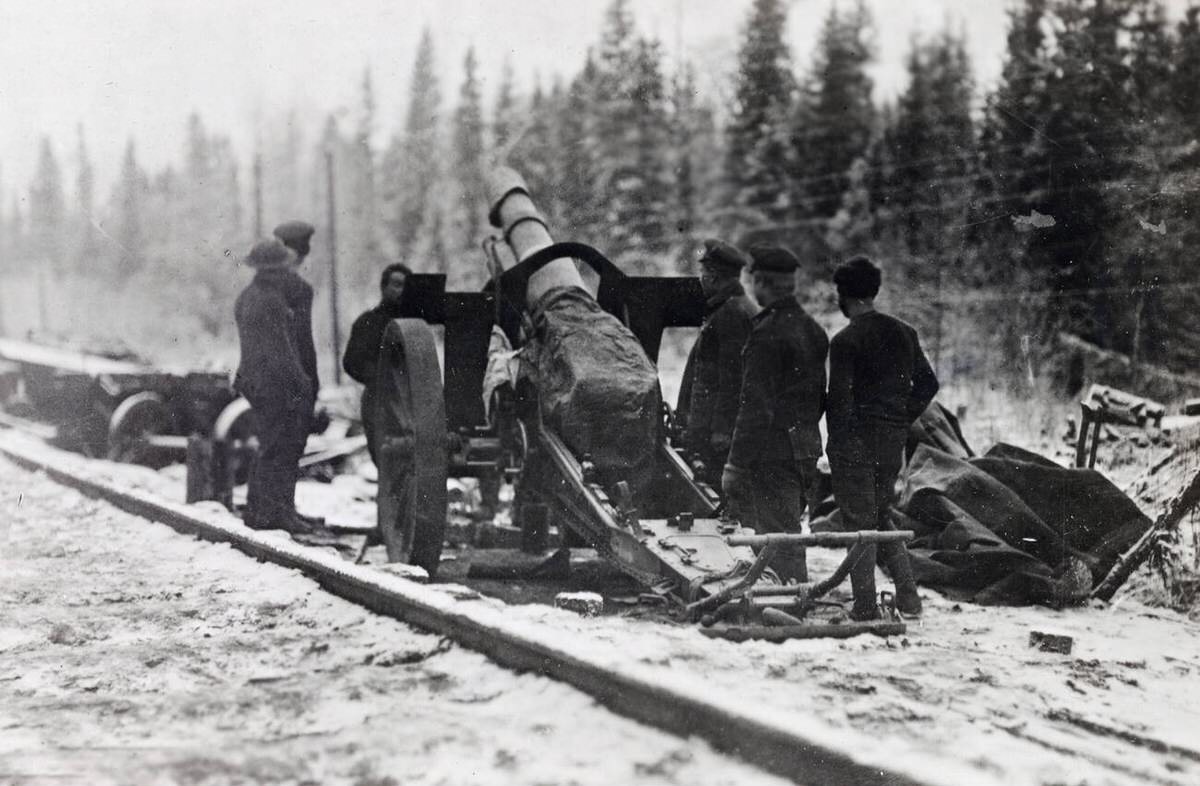 Gun crew manning a 155mm piece on the Vologda railway fighting line in North Russia, 1918