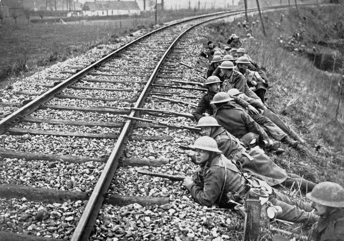 US Army troops ready to hold the railway line near Merville, France, 1918