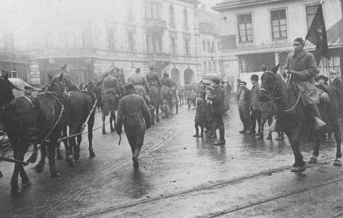 Pershing's fighters entering a main square in Treves, Germany, 1919