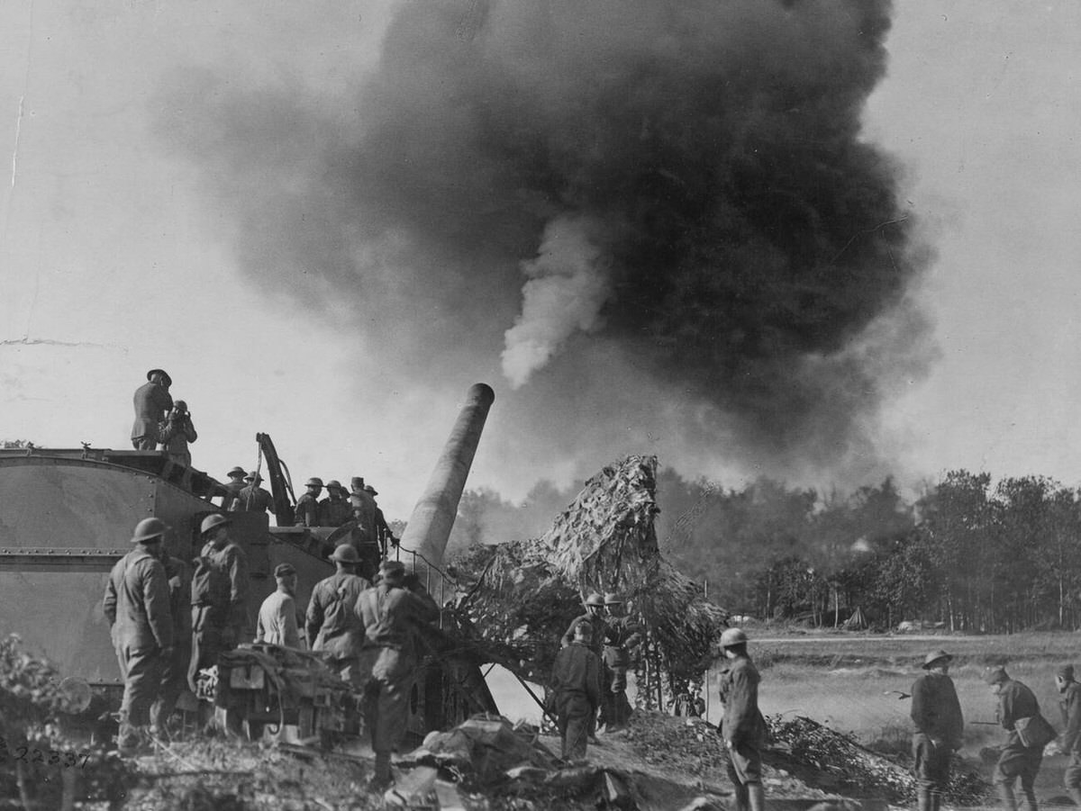 Railway gun manned by American coast artillerymen in the Argonne region, 1918