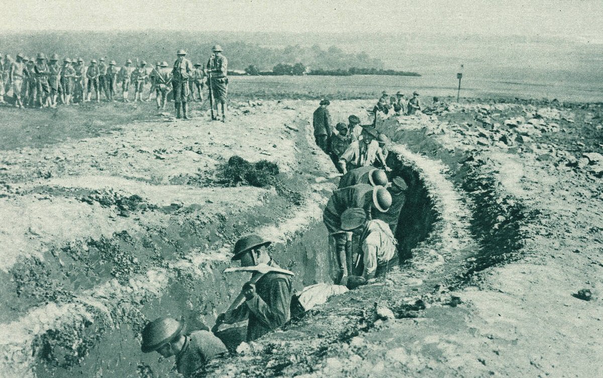US troops learning to make trenches at a training camp, 1917