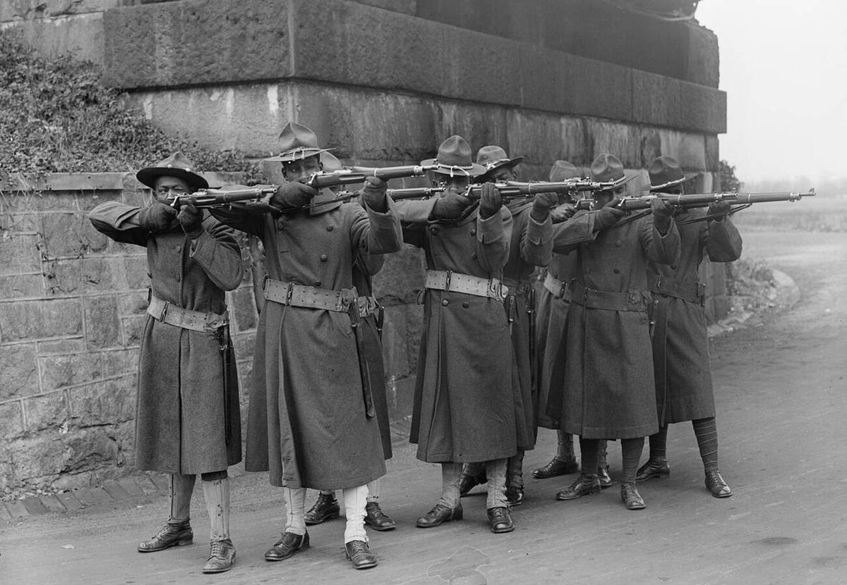 American soldiers aiming rifles, 1917