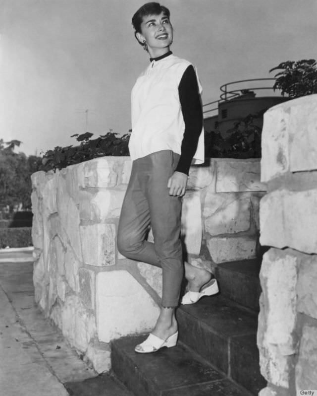 Simple color blocking creates a classic look. Just add some fun, chunky sandals and eye-catching earrings, like Hepburn did.
