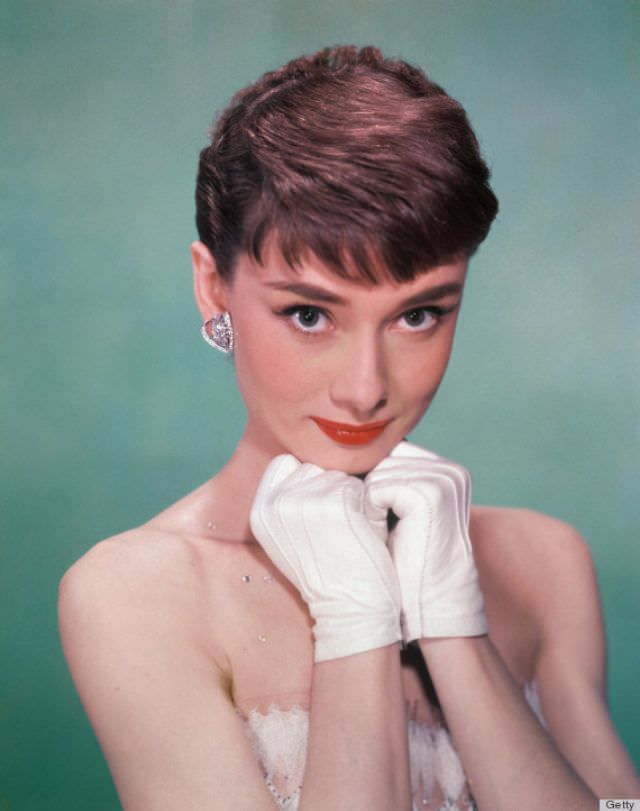 Gloves add a touch of sophistication to any outfit. Hepburn’s cutesy look was elevated by her immaculate white gloves.