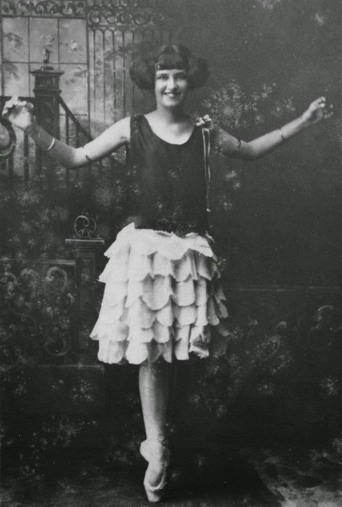Gwen Caine of Bowen in a dancing costume posing on pointe, 1925