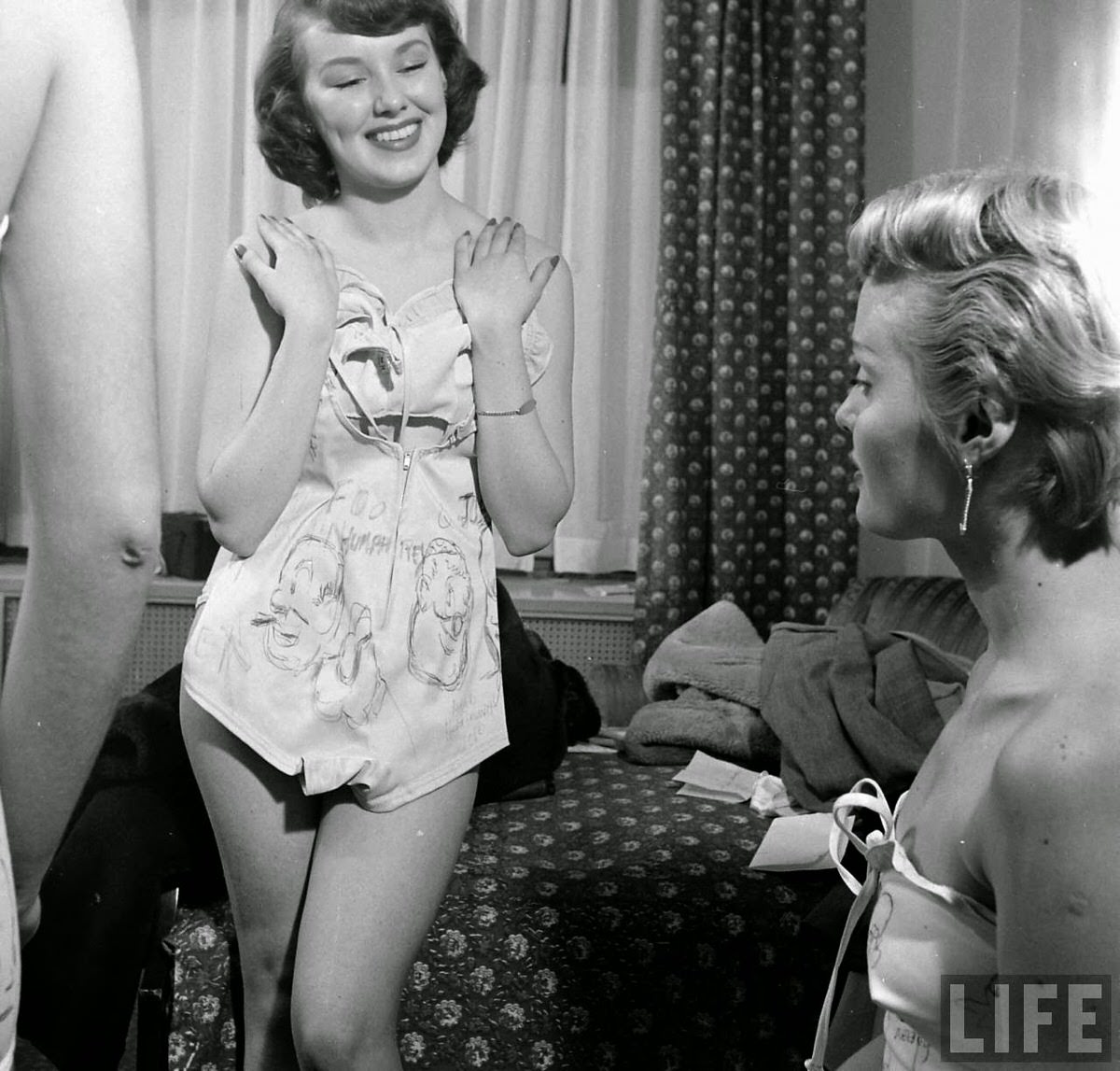 Inside the Wild 1950 ‘Ball-Point Bathing Suits’ Party: When Fashion Met Cartoon Art