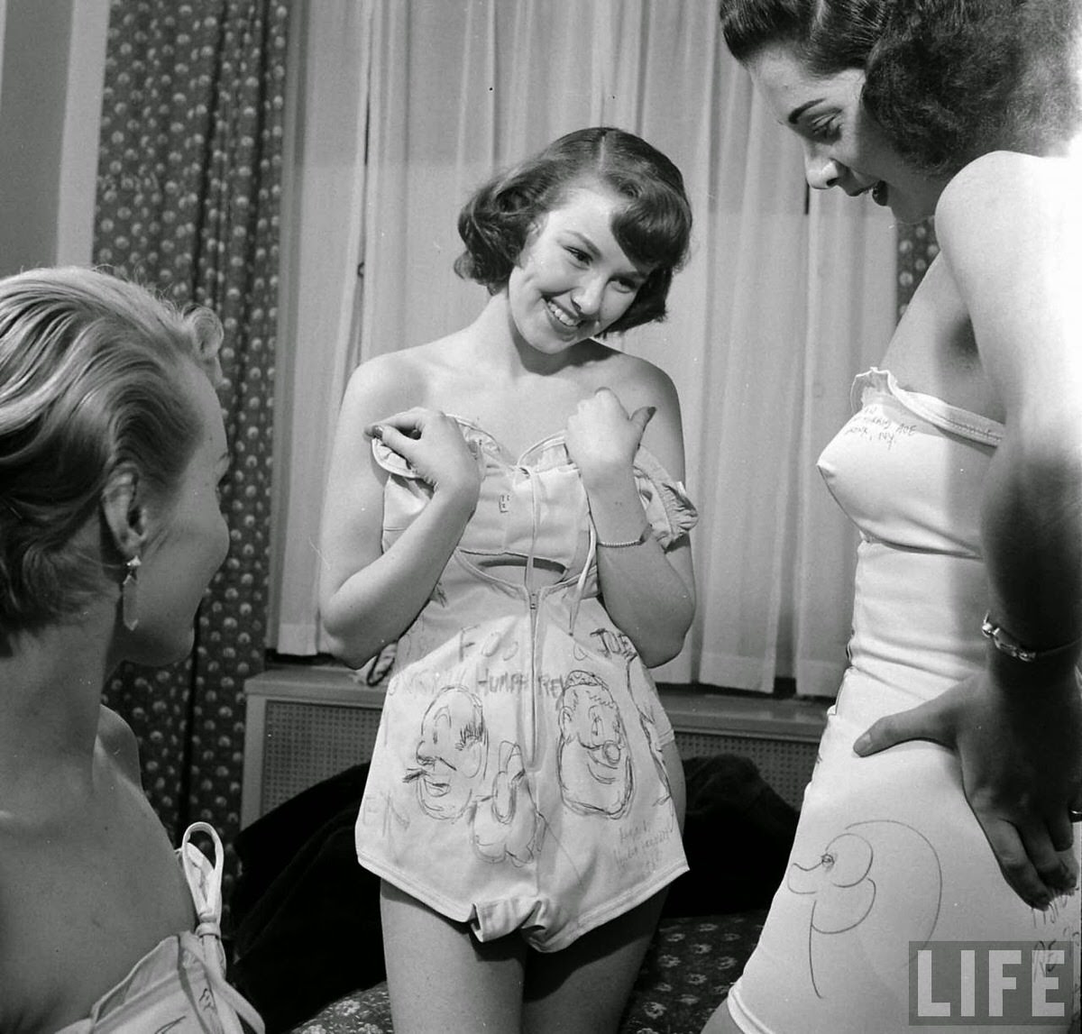 Inside the Wild 1950 ‘Ball-Point Bathing Suits’ Party: When Fashion Met Cartoon Art