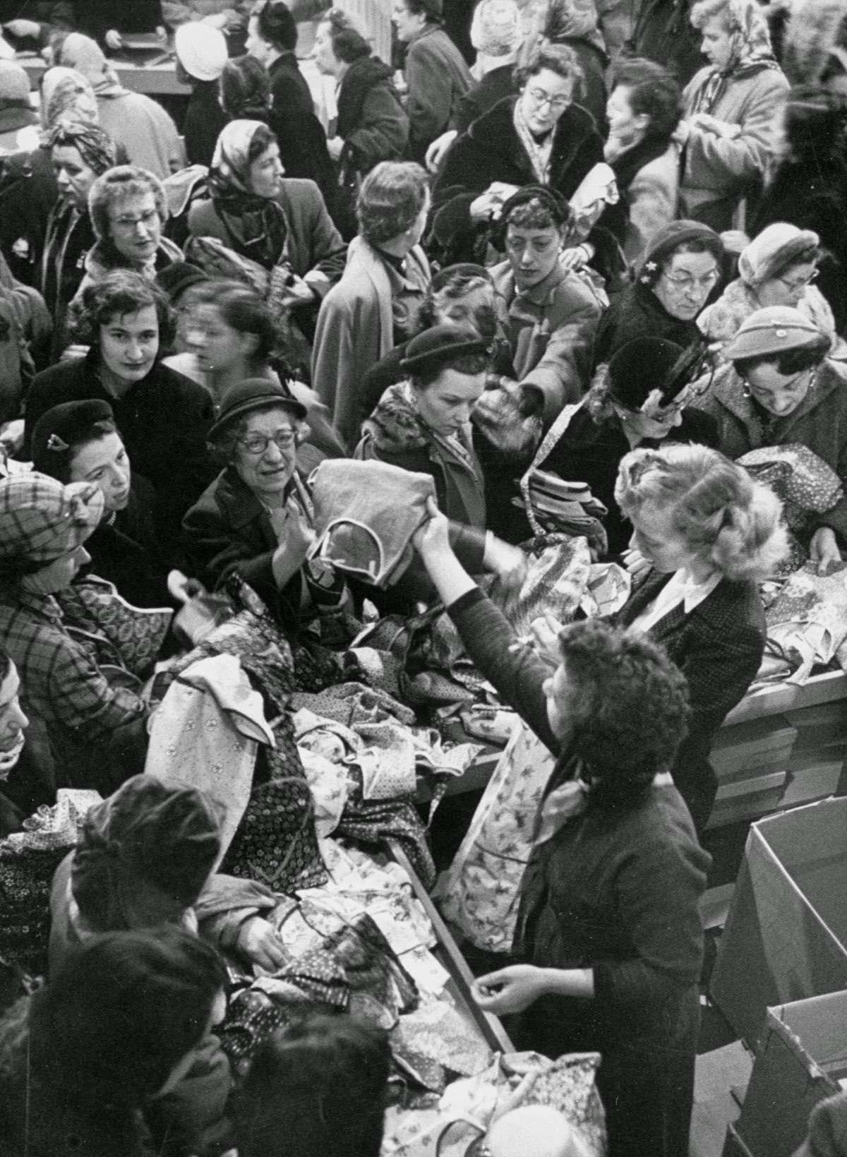 Bargain hunters at Ohrbach's store in New York, 1953