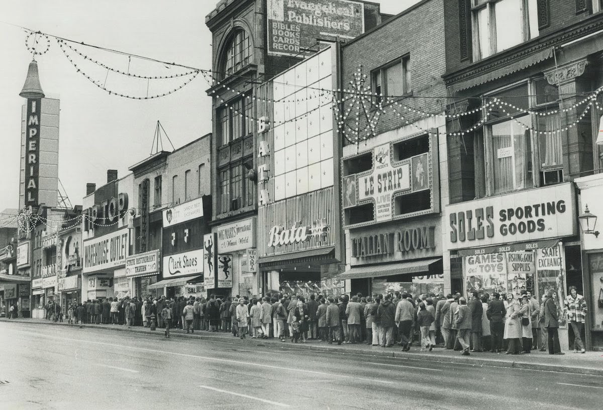 Bargain hunters in downtown Toronto for Boxing Day sales, 1971