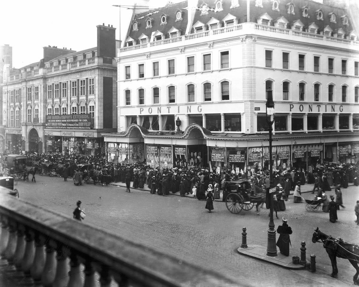 Crowds for the Ponting's department store sale in London, 1907