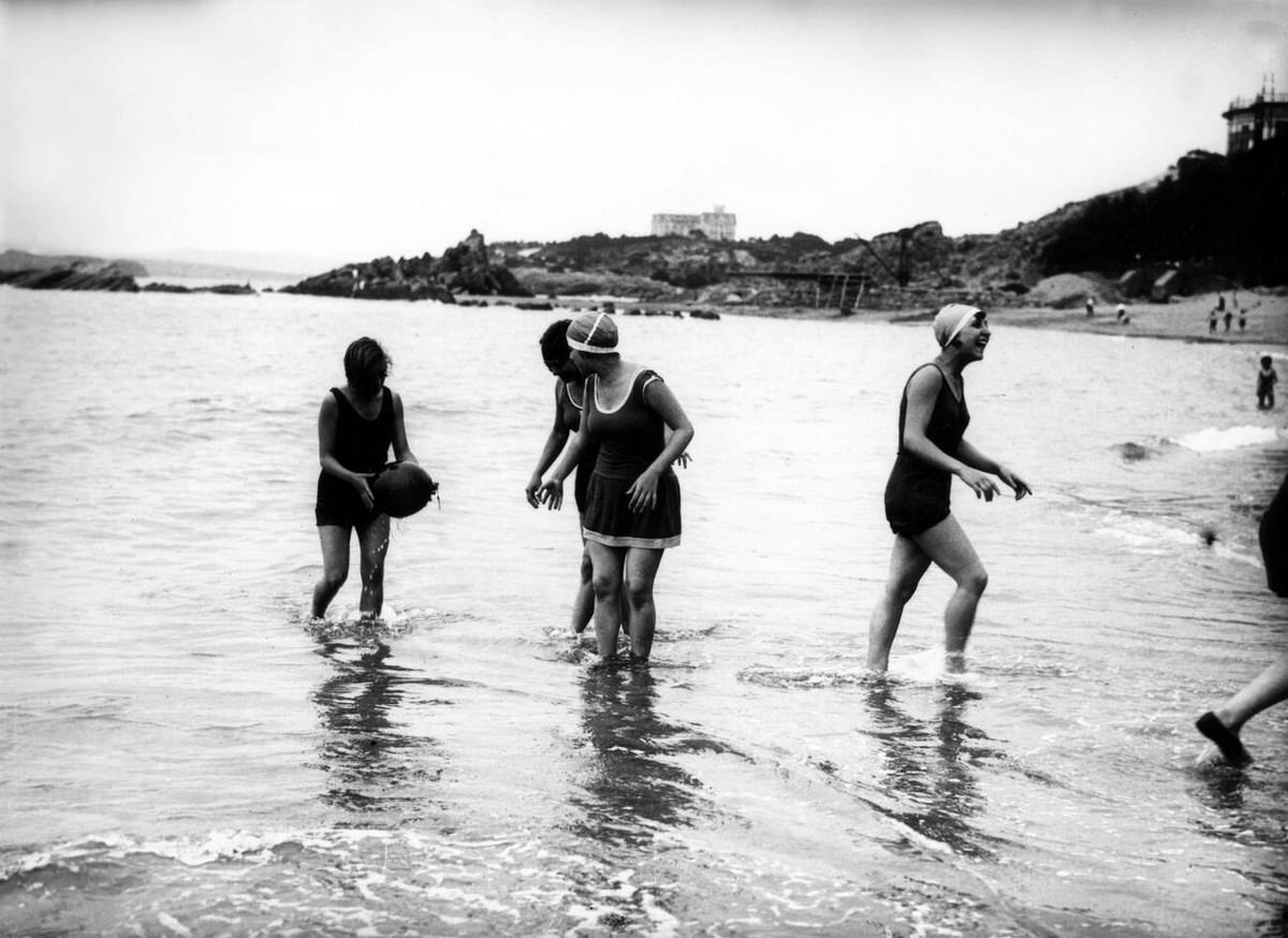 Bathers on La Concha beach in San Sebastián, 1920