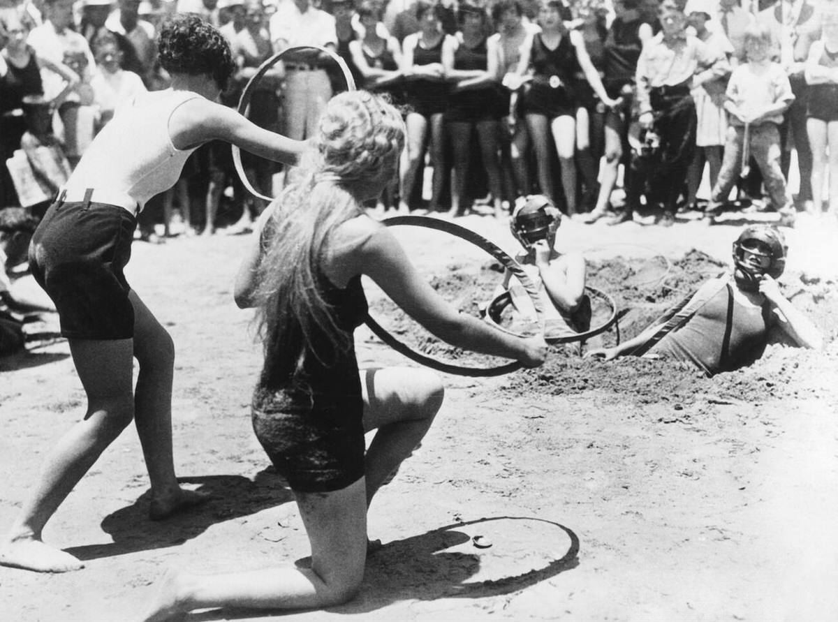Execution of a new leisure sport at a seaside resort in the United States, 1920