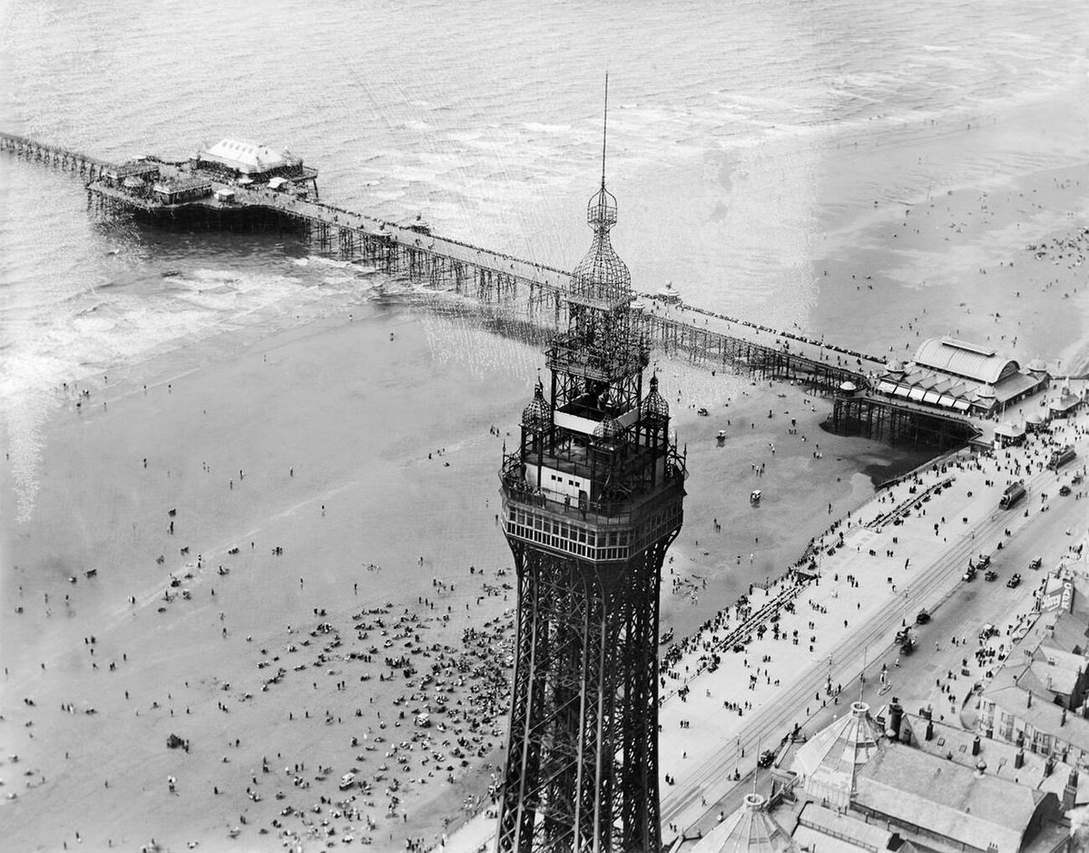 Aerial view of Blackpool Tower and Pier in Lancashire, 1920