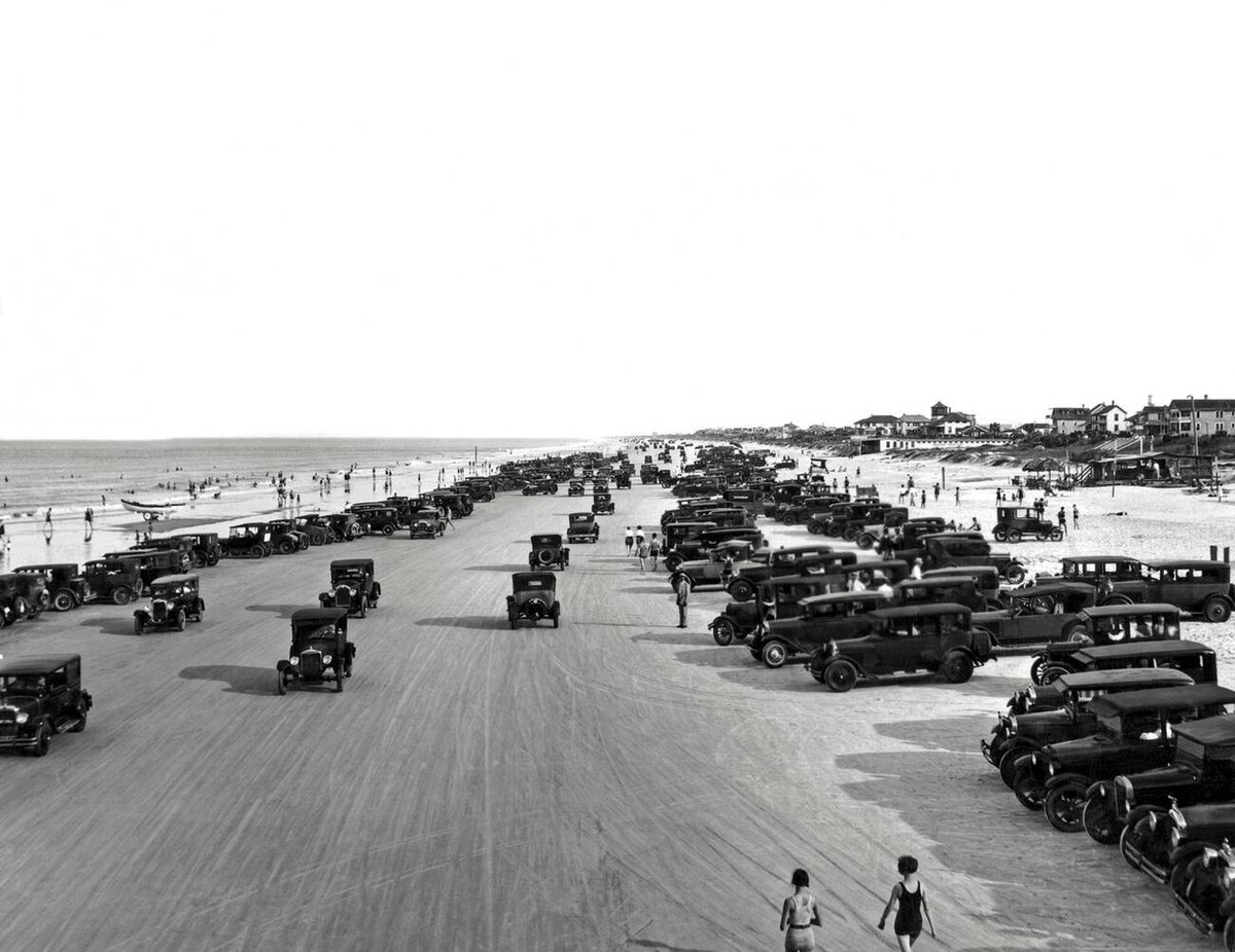 Motorists and bathers on Daytona Beach, Florida, 1925