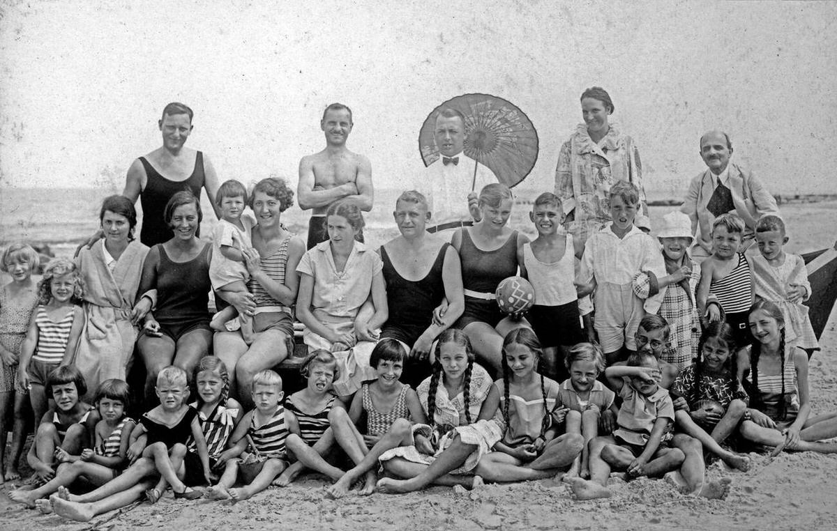 Group of people posing on the beach of Dziwnów, 1926