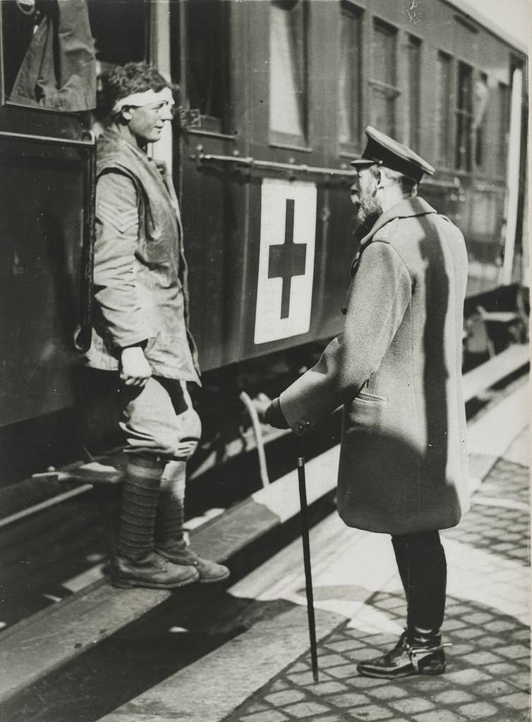 H.M. the King talking to a soldier wounded in the German offensive, 1914.