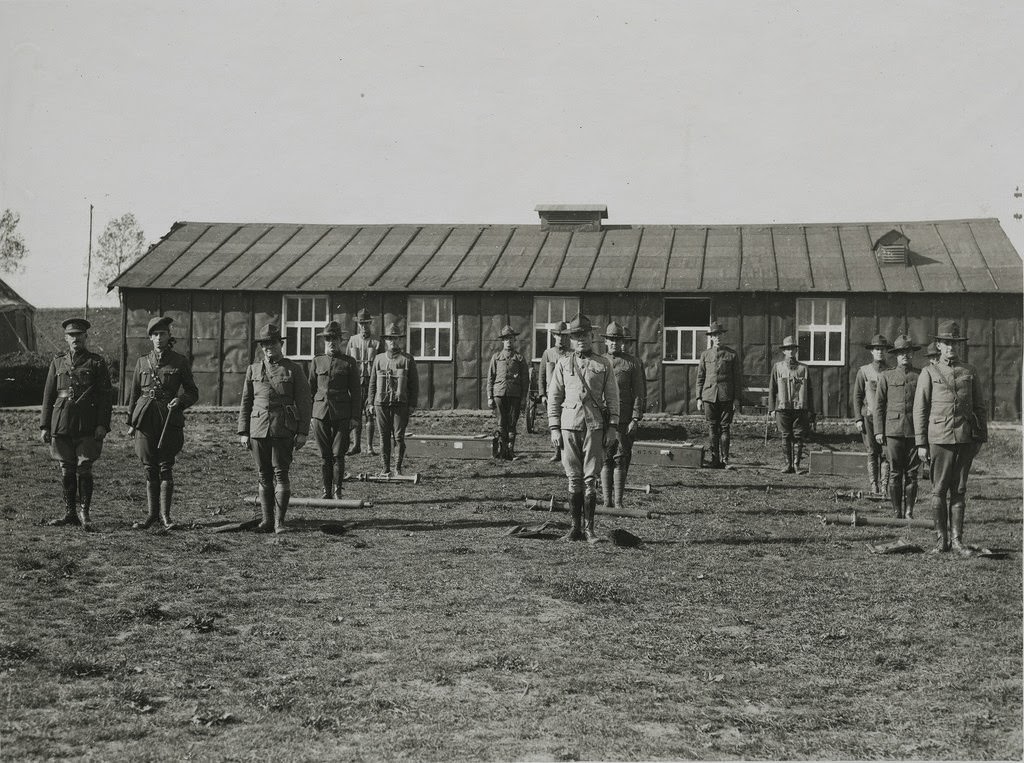 American officers training in Stokes mortor work at the Nth British Corps School, 1914.