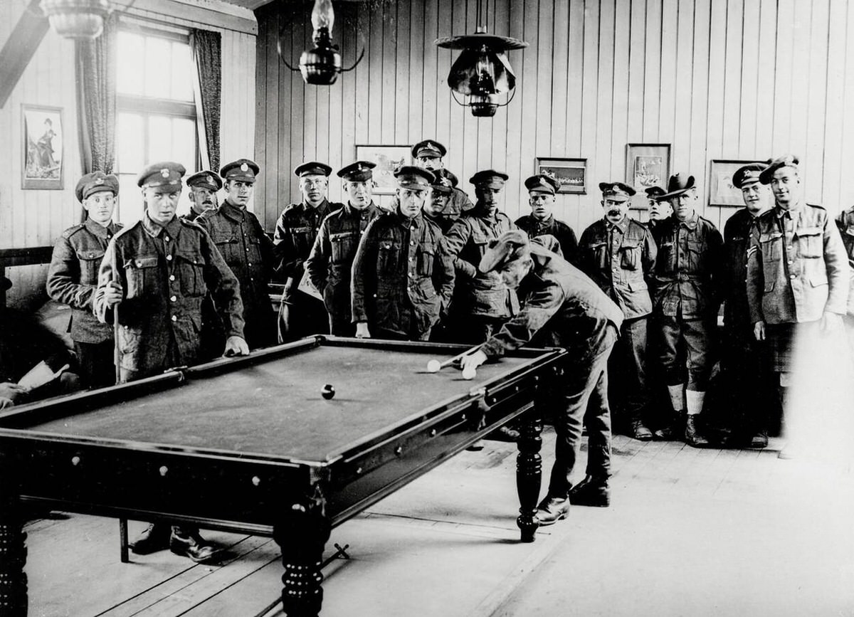 British soldiers convalescing in a recreation hut in France, 1914