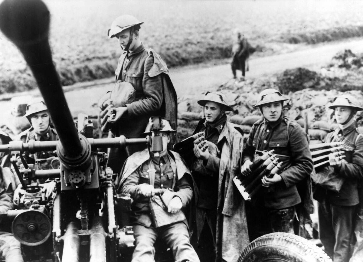 British troops with anti-aircraft guns in France, 1939