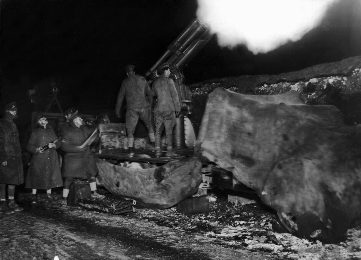 British 13-pounder anti-aircraft gun on a Daimler Mk.3 lorry near Wailly, 1916