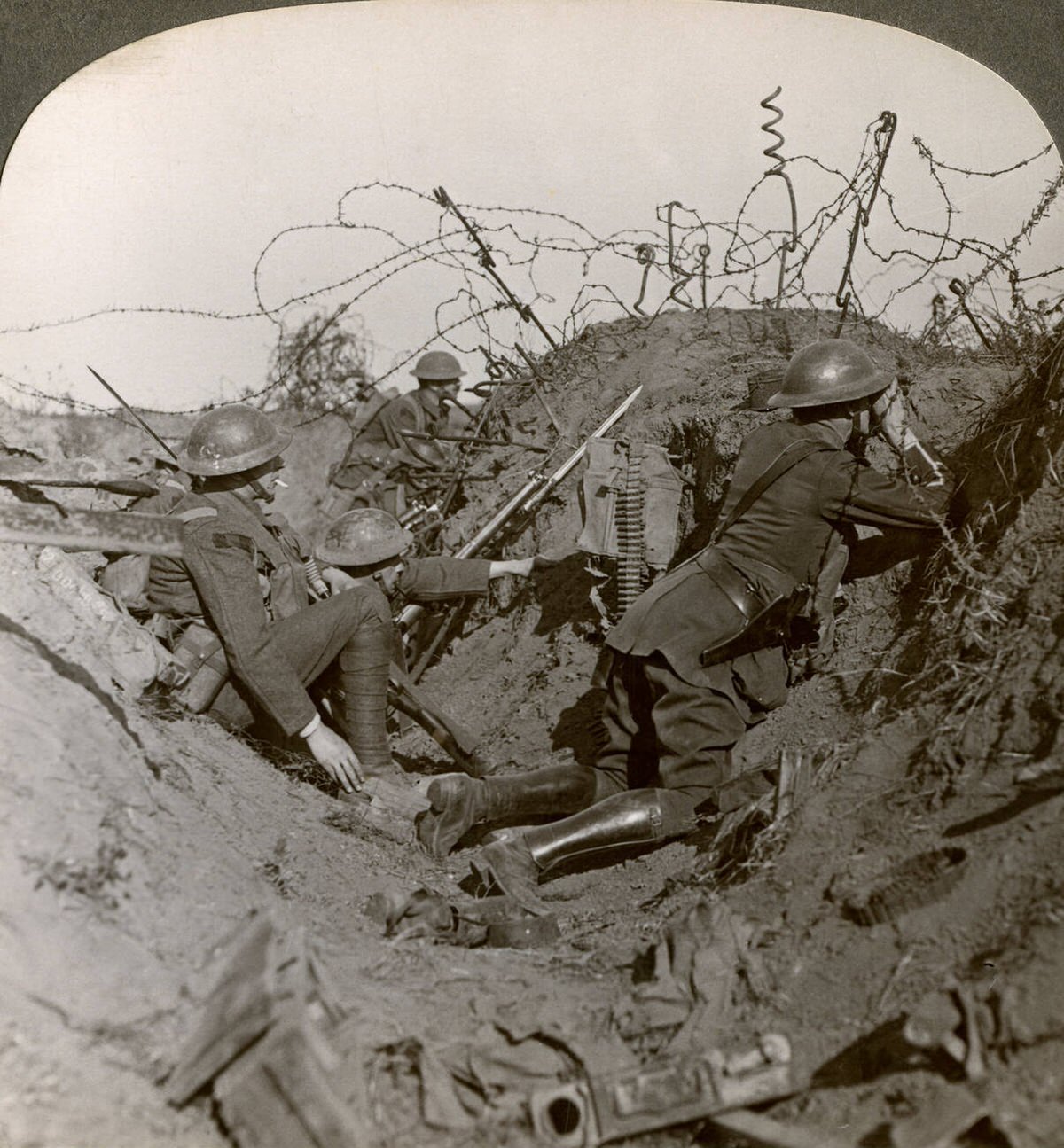 Observation officer and signallers in St. Quentin, France, 1914