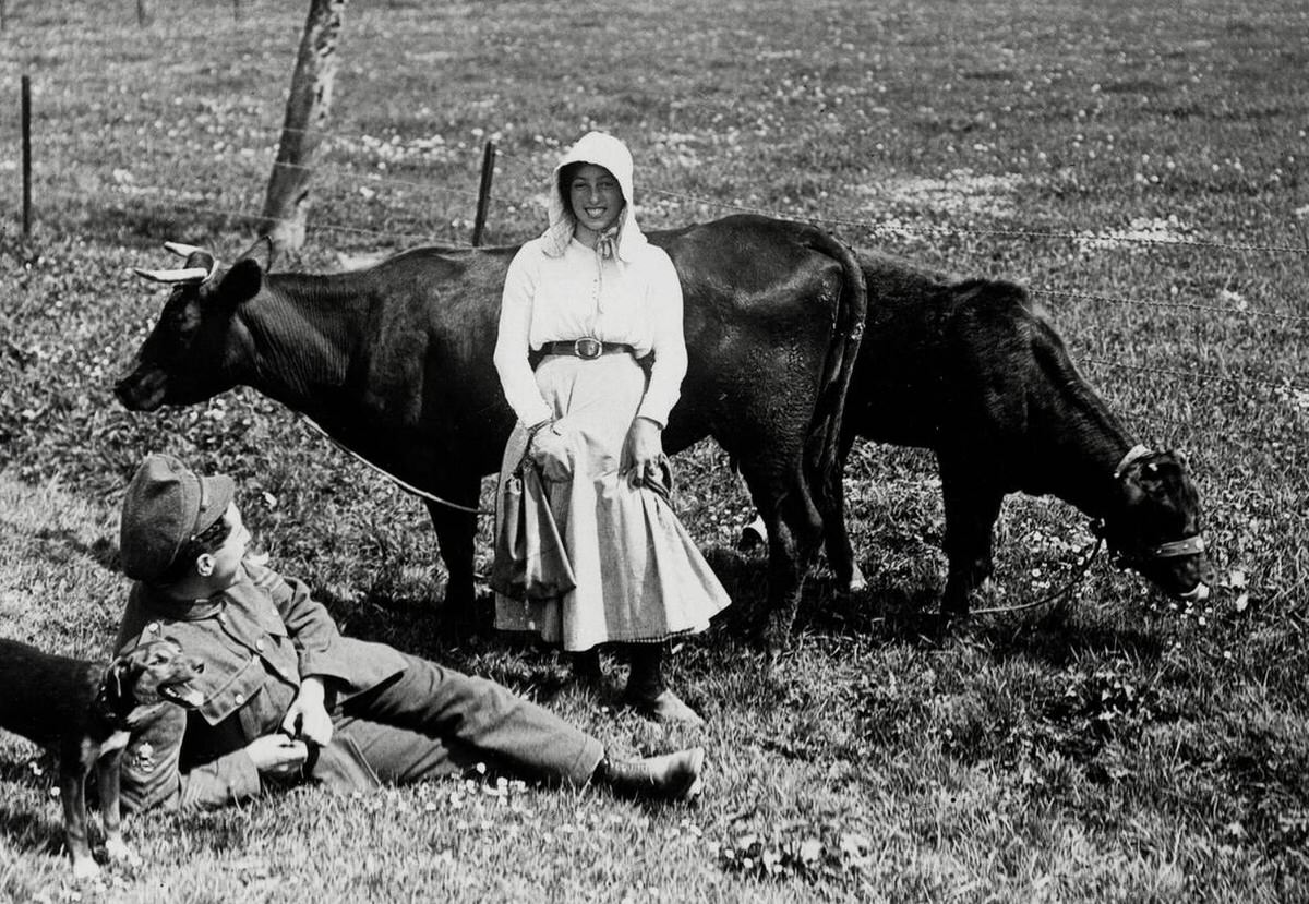 French peasant girl talking to a British soldier in France, 1914