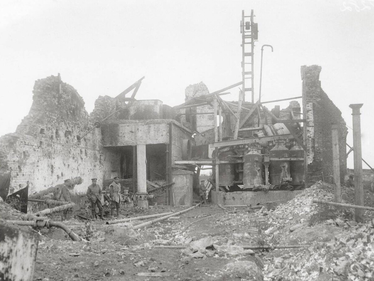 British troops at a ruined building taken from the Germans at Serre-lès-Puisieux, 1914