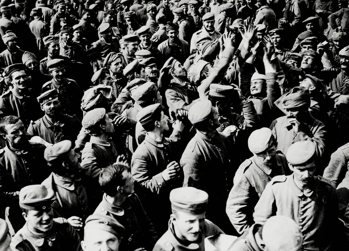 German prisoners scrambling for cigarettes thrown by British soldiers, 1914