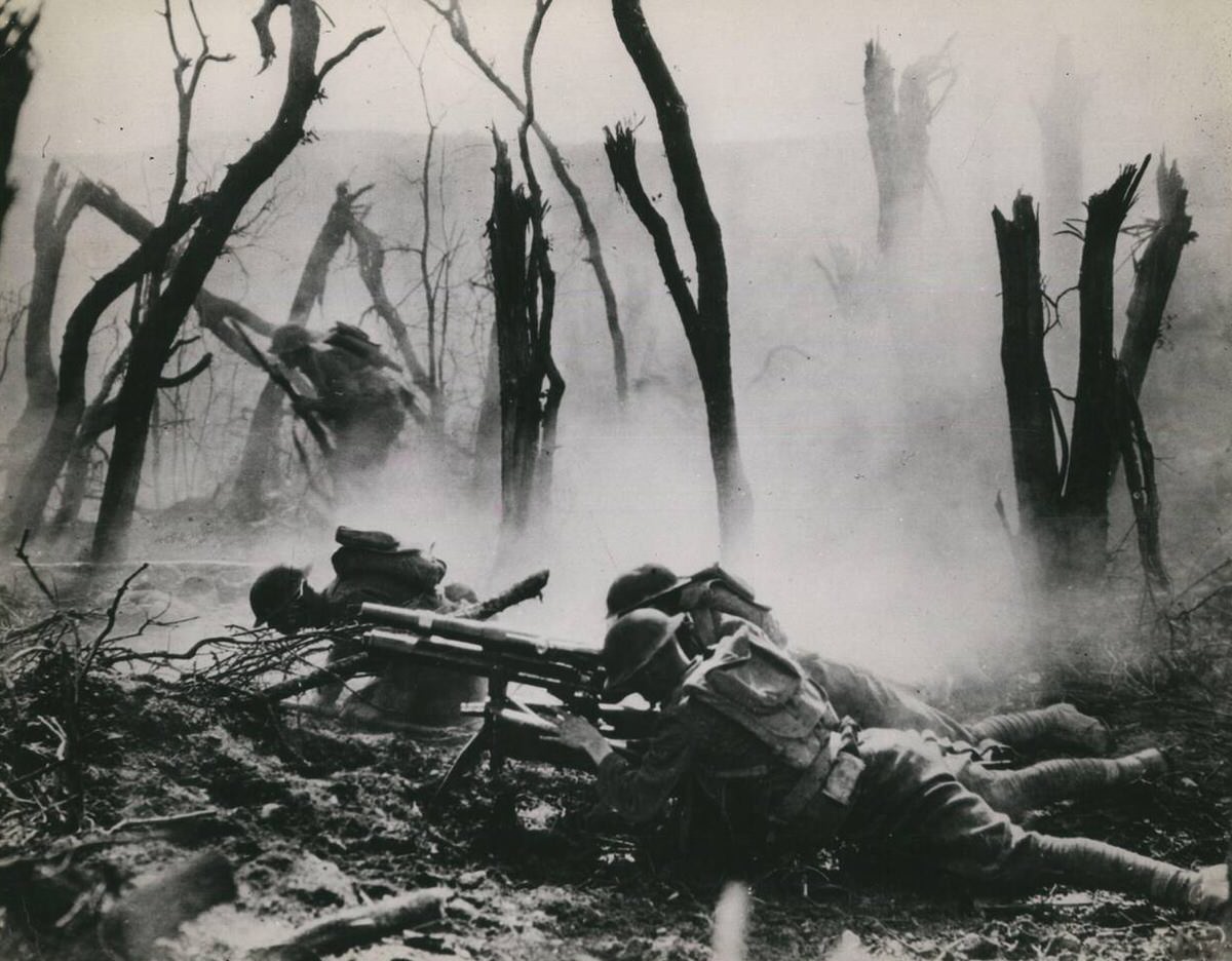 British machine gun team in action on the Western Front, 1915