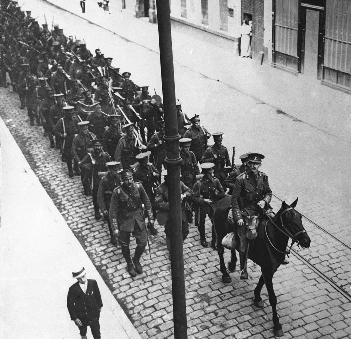 British troops marching to the front in northern France, 1915