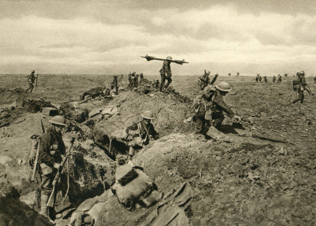 British soldiers advancing, 1916