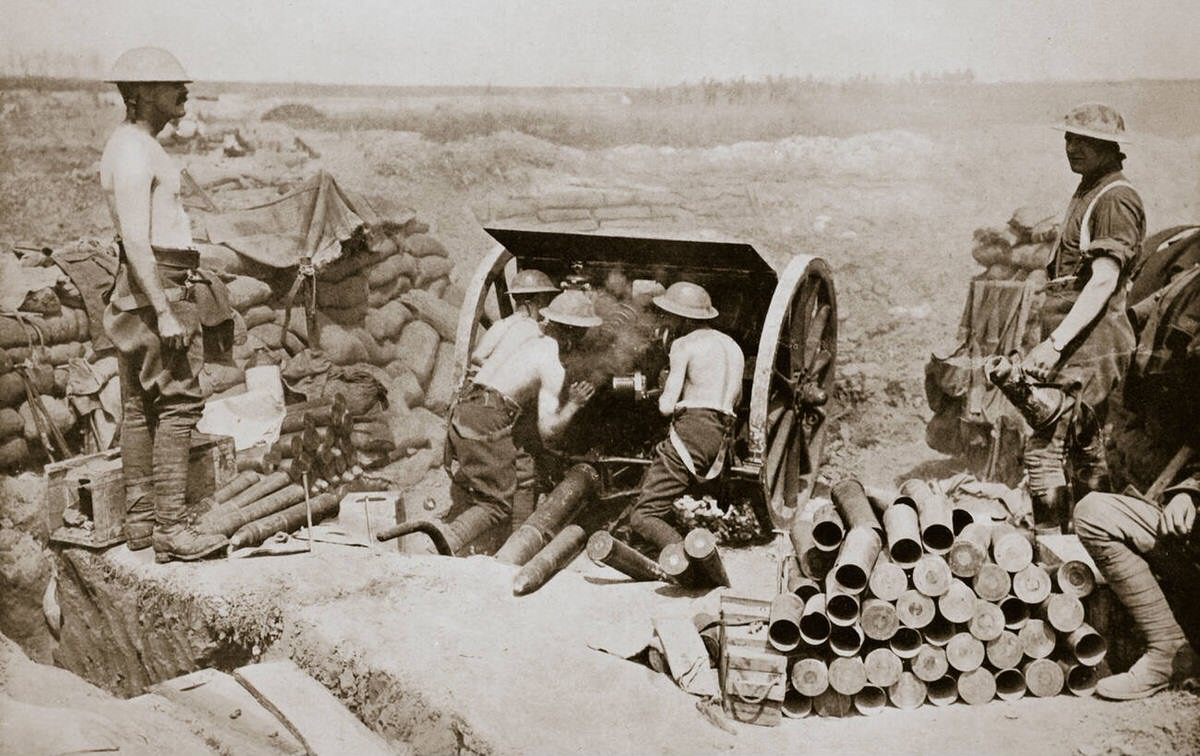 British soldiers at the guns during the Somme campaign in France, 1916