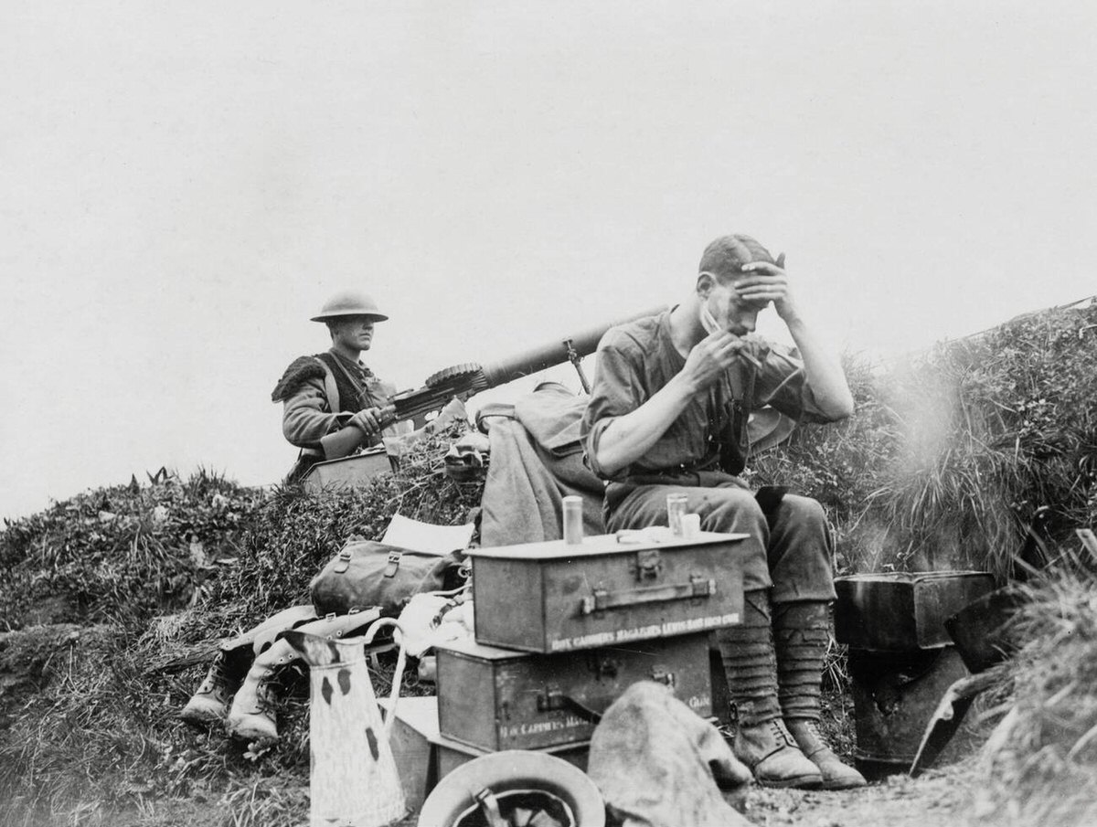Man shaving at a British machine gun post in France, 1914
