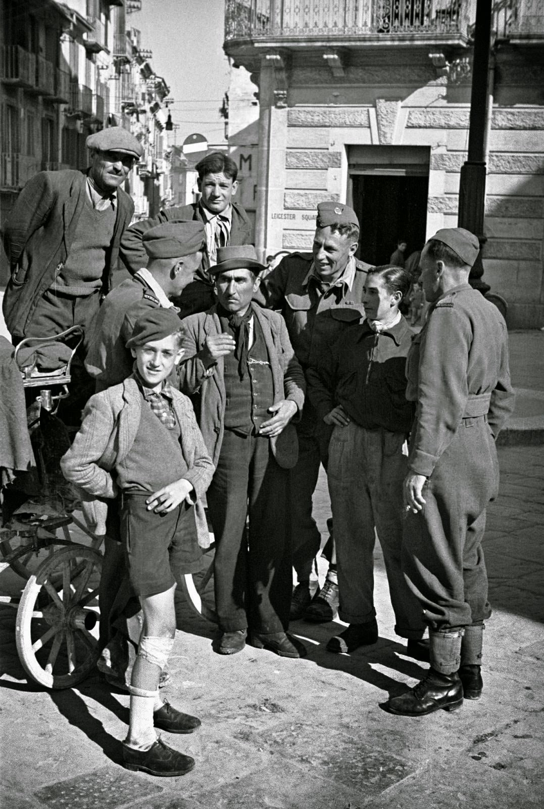 New Zealand troops on leave meet a gharri driver for sightseeing in Campobasso.