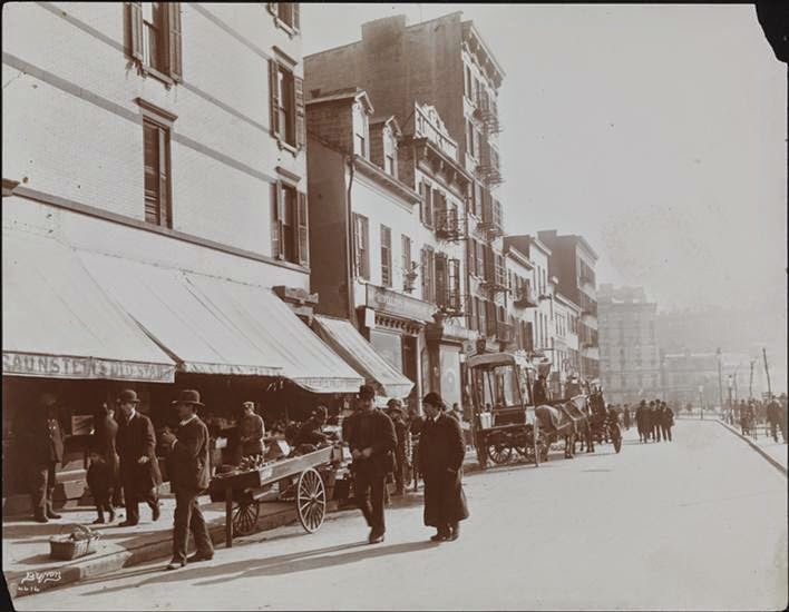 Pedestrians and pushcarts on Mulberry Street, 1898