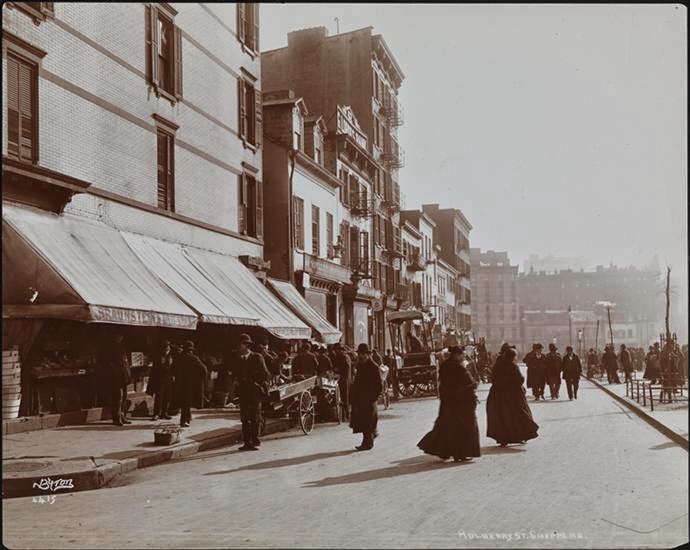 Pedestrians and pushcarts on Mulberry Street, 1898
