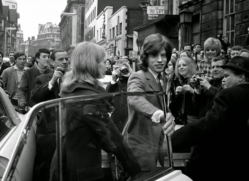 Mick Jagger of the Rolling Stones and actress Marianna Faithfull arrive for the resumed hearing of the case in which they have denied possessing cannabis resin. Date: 26/01/1970