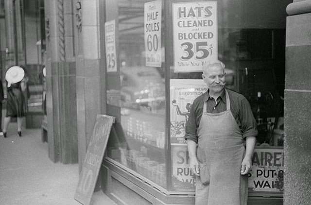 Chicago During WWII: Daily Life Captured in Powerful Vintage Photos