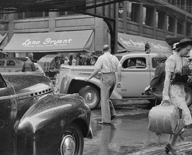 Chicago During WWII: Daily Life Captured in Powerful Vintage Photos